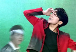 易烊千玺跳舞视频,惊艳演绎舞蹈魅力